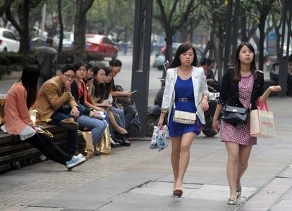 女孩边充电边玩手机手脚被电肿了